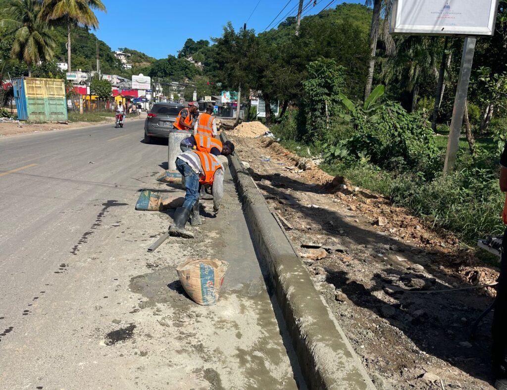 Alcaldía de Las Terrenas inicia construcción de aceras y contenes en el Bulevar Turístico del Atlántico.