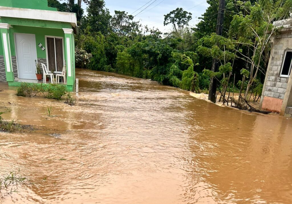Fuertes lluvias provocan inundaciones y comunidades incomunicadas en Las Gordas, Nagua