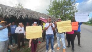 Las Galeras de Samana protesta exigiendo respuestas al ministro de Obras Públicas, Eduardo Estrella