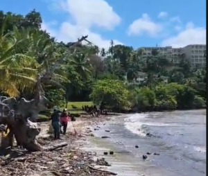 Ministerio de Turismo inicia operativo permanente de limpieza en Playa Puerto Escondido, en Samaná